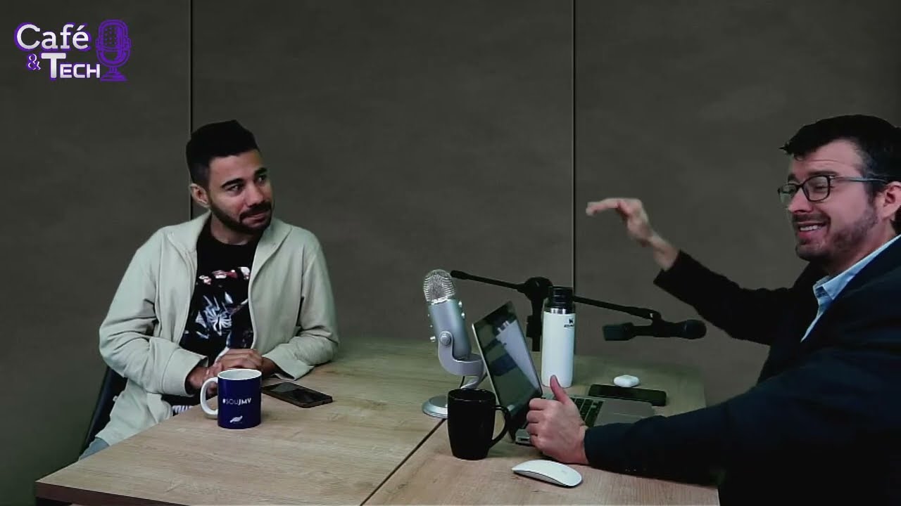 Mário Sérgio and Josimar Machado in the JMV Café & Tech podcast studio, recording the episode on indoor TV business models in which the aisle camera scenario was described